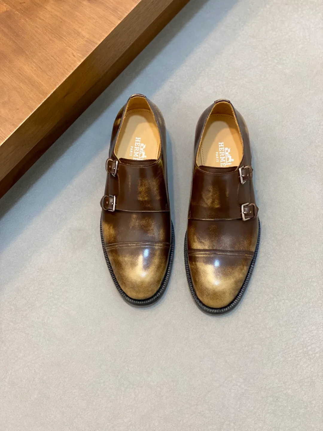 Men's shoes 💰780 HERMES/Hermès GAME slip-on loafers. These loafers are made of matte frosted calfskin. They are equipped with functional Kelly shoe buckles to easily create a fashionable urban style. They are equipped with genuine leather welts and lightweight grooved rubber foam outsole. They have genuine calfskin lining and silk-screen logo feet. They are slip-on design. They are novel and fashionable, with a handsome upper. Comes with a dust bag in the original box! Size: 39-40-41-42-43-44 standard leather shoe size (38/45 can be customized but does not support returns)